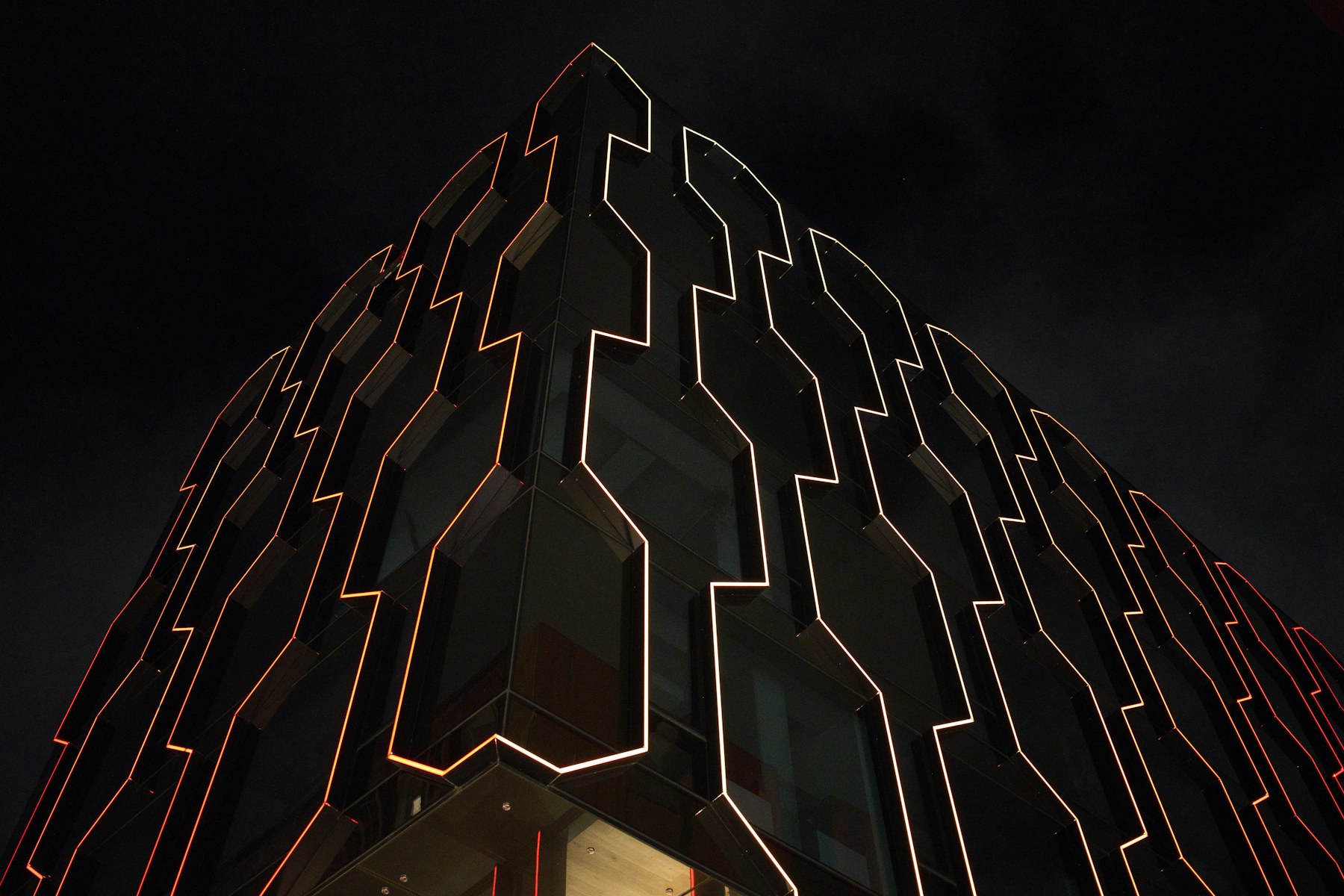 Fachada arquitectonica iluminada de noche