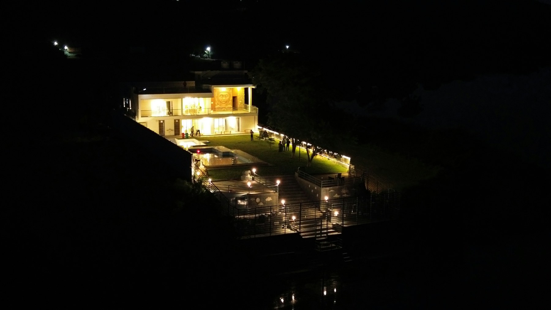 Villa iluminada de noche